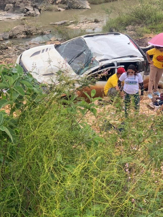 Caminhonete do Cesta da Família cai em ribanceira e servidores ficam feridos