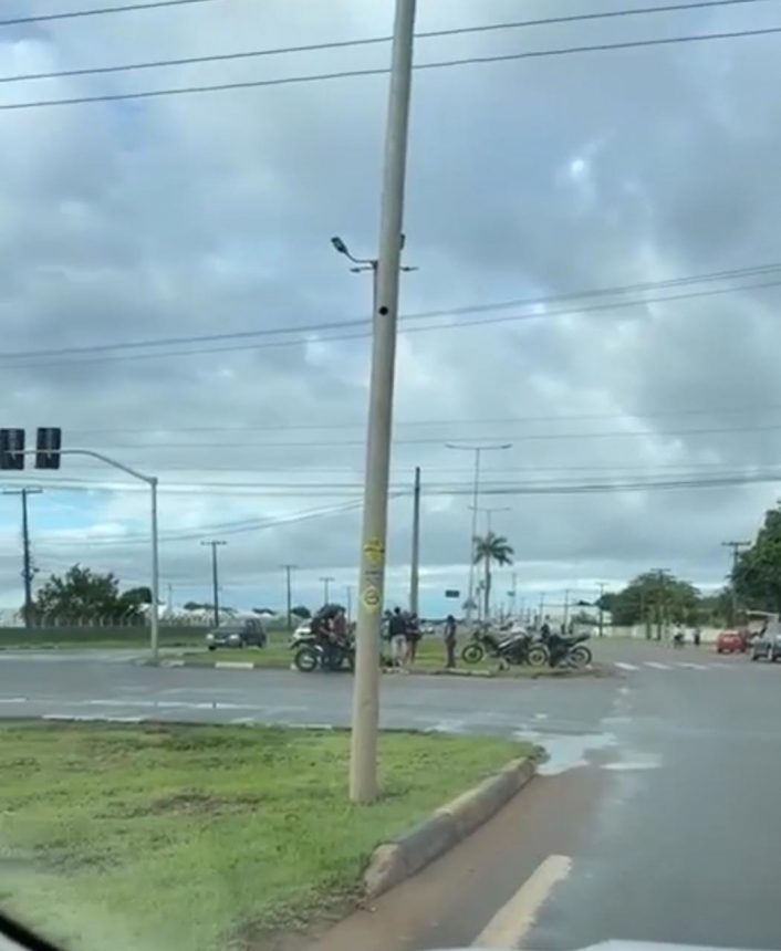 Motociclista embriagado avança sinal vermelho e colide em moto na BR-174, em Boa Vista