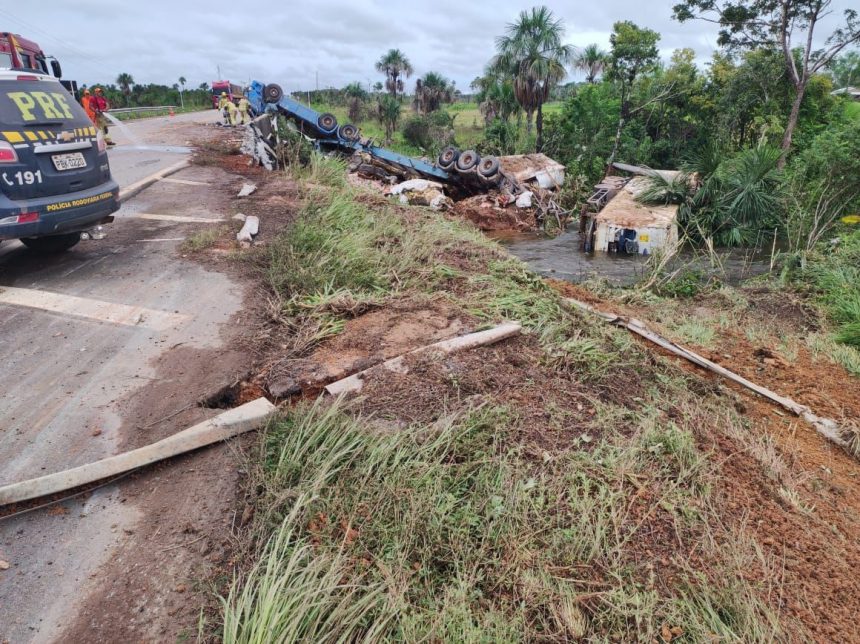 Caminhão tomba em ponte na BR-174 em RR e condutor fica preso nas ferragens