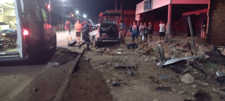 Homens são levados ao hospital e carro fica destruído após motorista perder o controle em Boa Vista