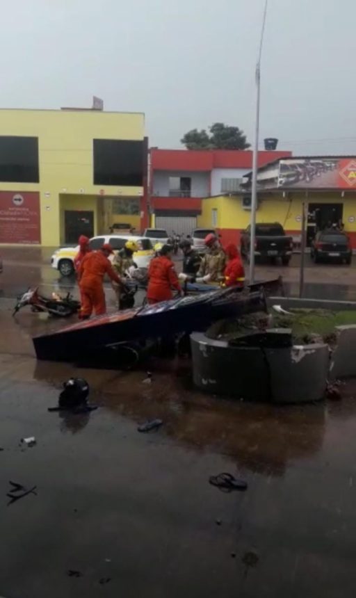 Motociclista fica ferido ao colidir em mureta após tentar desviar de outro veículo em Boa Vista