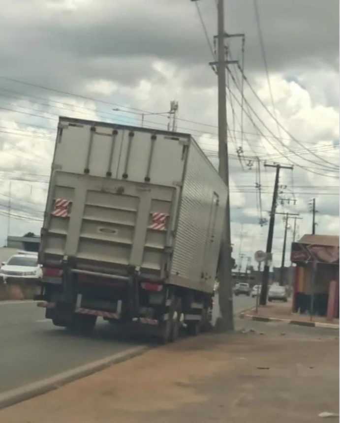 Motorista de caminhão se distrai, colide em poste e deixa bairro sem energia em Boa Vista