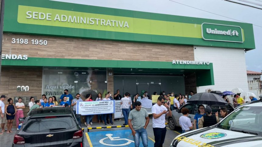 Pais protestam em RR após Unimed deixar de pagar clínicas que atendem autistas e crianças com síndromes raras