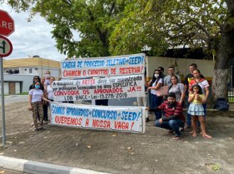 Professores aprovados protestaram após serem ignorados pela Seed
