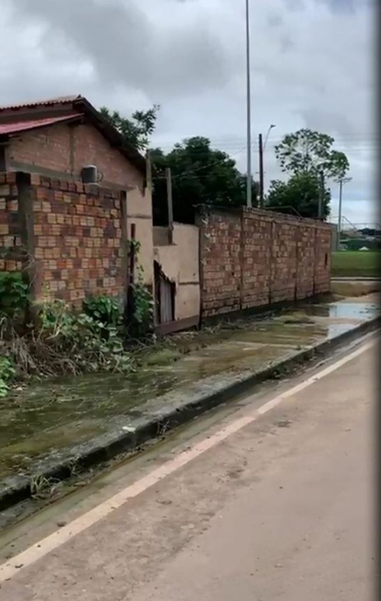 Esgoto escorre pelas calçadas e causa transtorno aos moradores do Calungá; veja vídeo