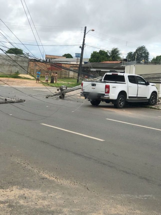 Jovem perde controle da direção do carro e colide em poste no bairro Mecejana