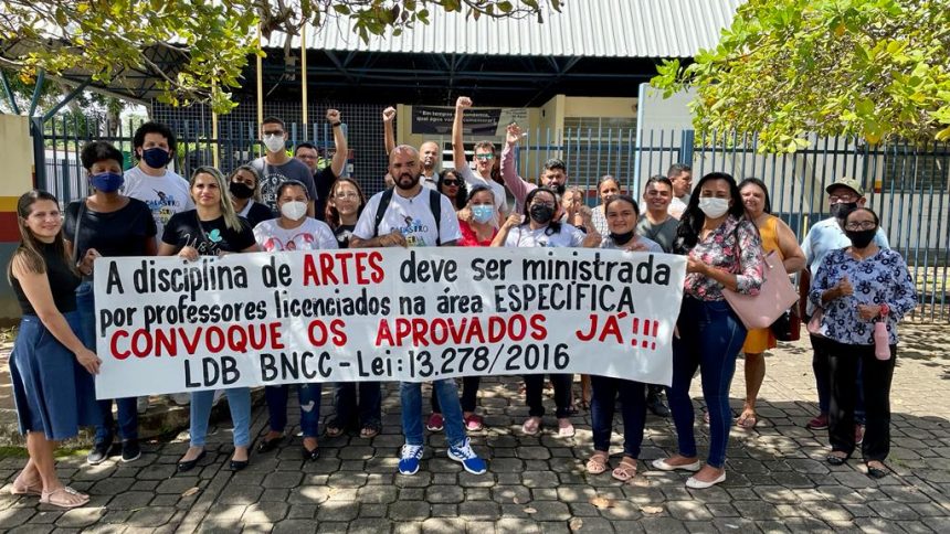 Professores do cadastro reserva pedem convocação em manifestação em frente à Secretaria de Educação em RR