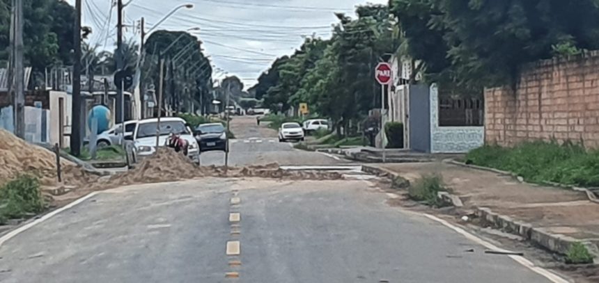 Caer abriu buraco em asfalto novo