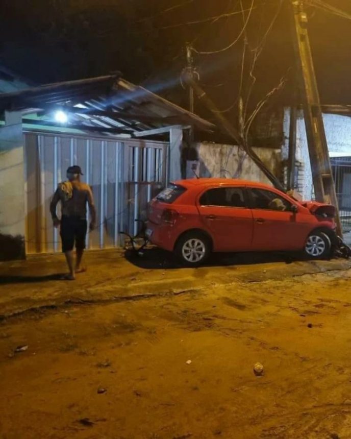 Carro atinge muro e poste após desviar de cachorro em Boa Vista