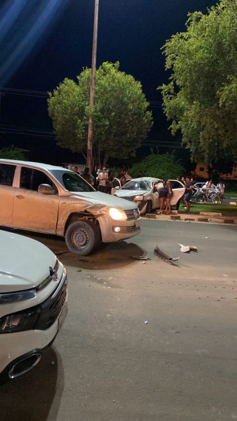 Carro gira e sobe em calçada após acidente com duas caminhonetes em Boa Vista