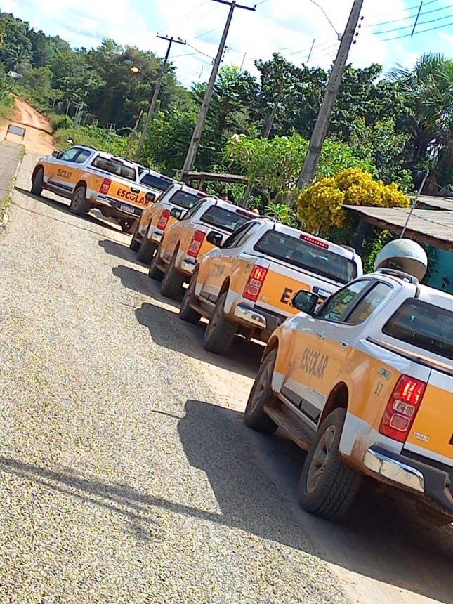 Carros do transporte escolar em fila, no domingo a tarde, na saída da Vila Vilena em Bonfim