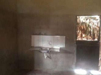 Governo prometeu reforma e instalou apenas uma pia com defeito