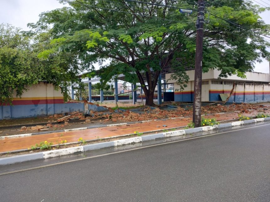 Muro de escola estadual desaba no Centro de Boa Vista