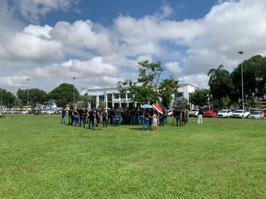 Aprovados em concurso da PMRR são impedidos pelo governo de acampar na frente do Palácio