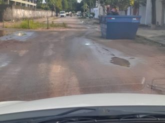 Caer abre `rotatória` em rua e prejudica motoristas