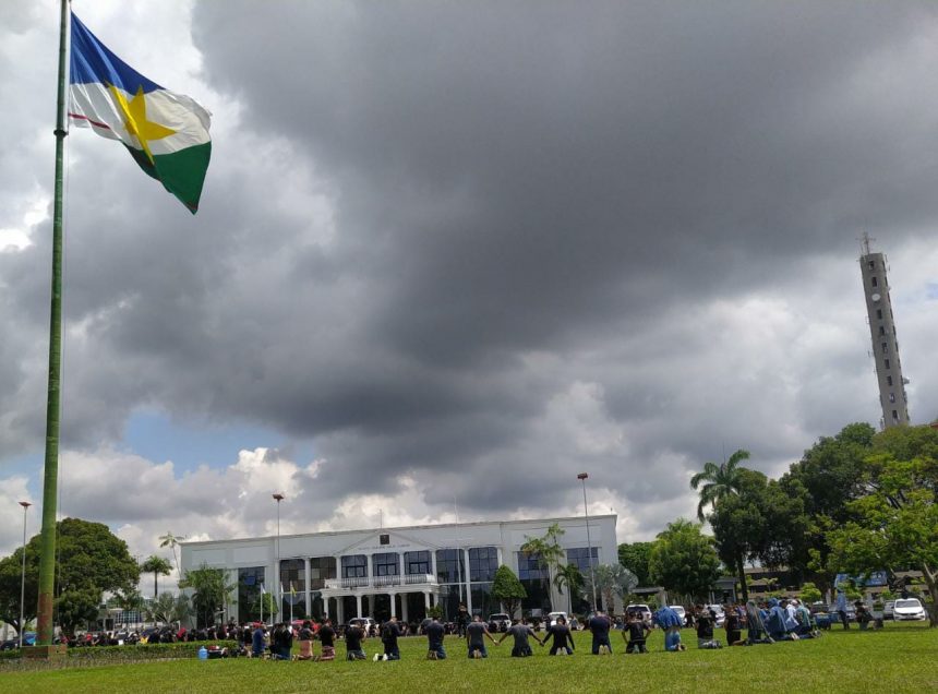 Após impedir aprovados em concurso da PMRR de acampar em frente ao Palácio, governador não recebe manifestantes para reunião