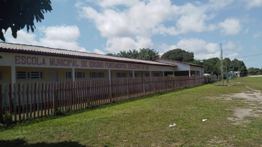 Mãe de aluno da Escola Celestino da Luz no  Baixo Rio Branco, denuncia a falta de professor, eletricidade e merenda na unidade