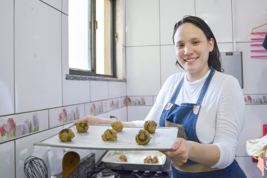 Migrante venezuelana fatura R$ 2 mil por mês com produção de cookies em RR