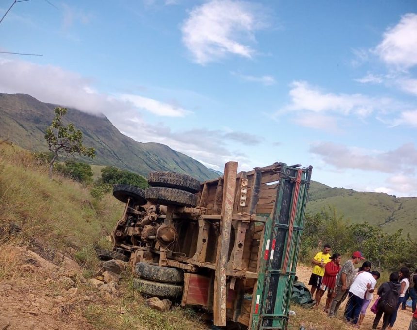 Três pessoas morrem após caminhão tombar na região do Uiramutã