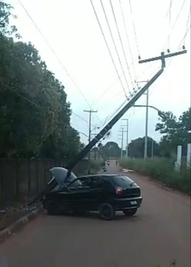 Motorista colide veículo em poste no bairro Senador Hélio Campos