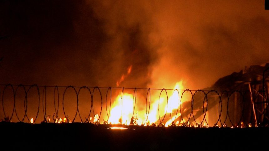 Caminhão-tanque pega fogo e causa incêndio em depósito no Hélio Campos