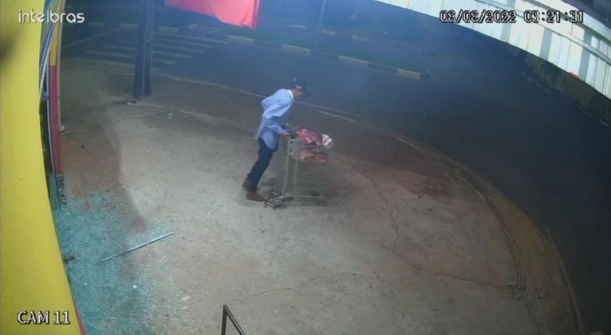 Homem quebra vidro de comércio e usa carrinho de compras para furtar carne e bebida em Boa Vista