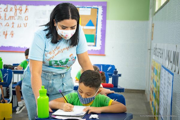 Prefeitura de Boa Vista sanciona lei que reajusta valor de horas-aula  de professores horistas