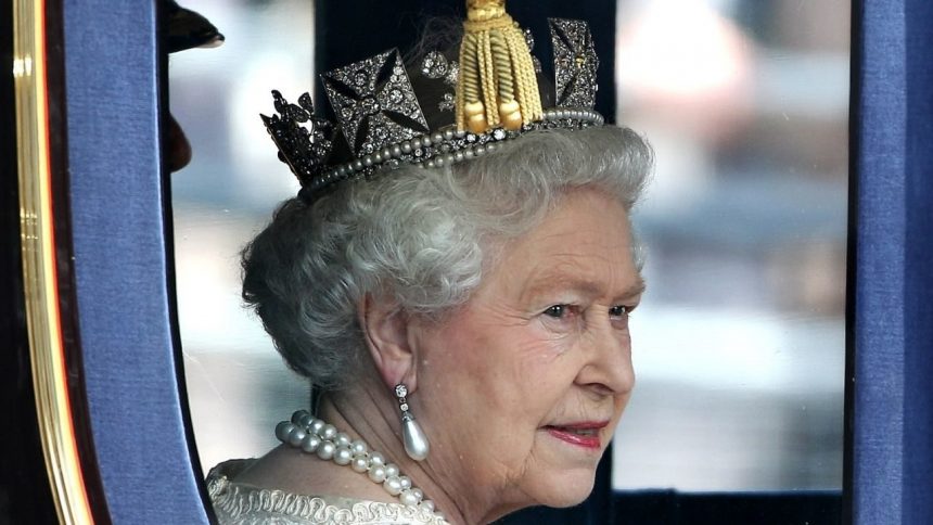 Rainha Elizabeth II fica sob supervisão após estado de saúde preocupar médicos