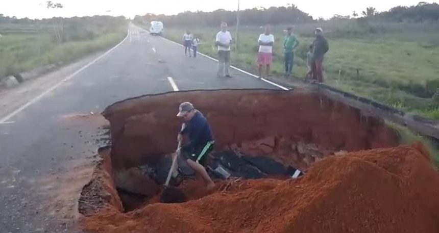 Moradores de Mucajaí se mobilizam para consertar rompimento na RR-325 após esperar 10 dias pelo Governo