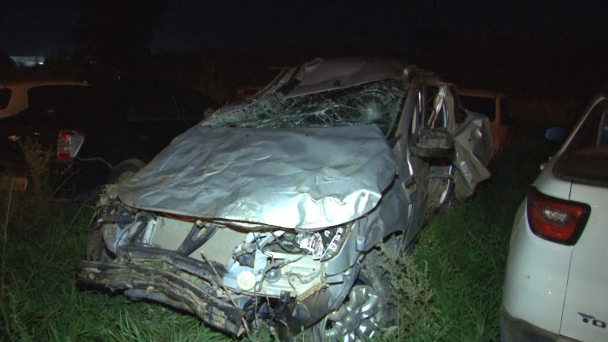 Homem capota carro após tentar fugir da PRF em Boa Vista e é preso com 1,6 L de combustível