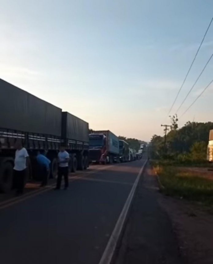 BR-174 fica interditada devido a carreta atravessada em pista em Presidente Figueiredo