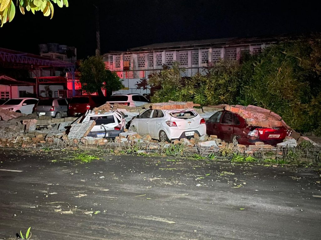 No bairro São Vicente, muro do CPP cai e causa destruição