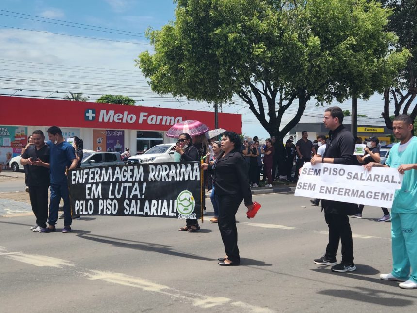 Servidores da enfermagem protestam contra decisão do STF que suspendeu o piso salarial