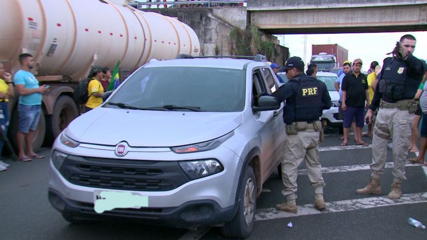 TSE determina desobstrução de rodovias e PRF acompanha oficial de Justiça até manifestantes para que cumpram decisão