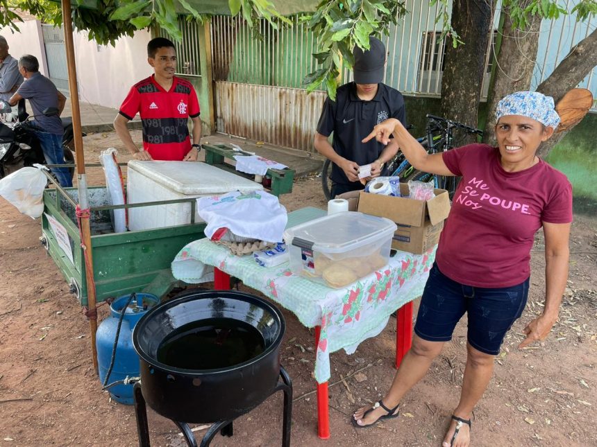 Eleições 2022: ambulantes aproveitam movimentação durante votação para vender churrasquinho e salgado: ‘uma renda extra’