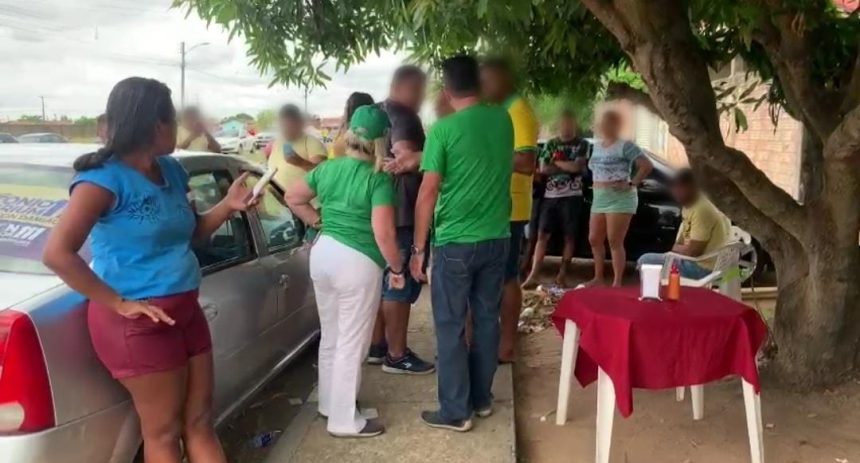 Aglomeração de pessoas vestidas de amarelo acaba em confusão em local de votação