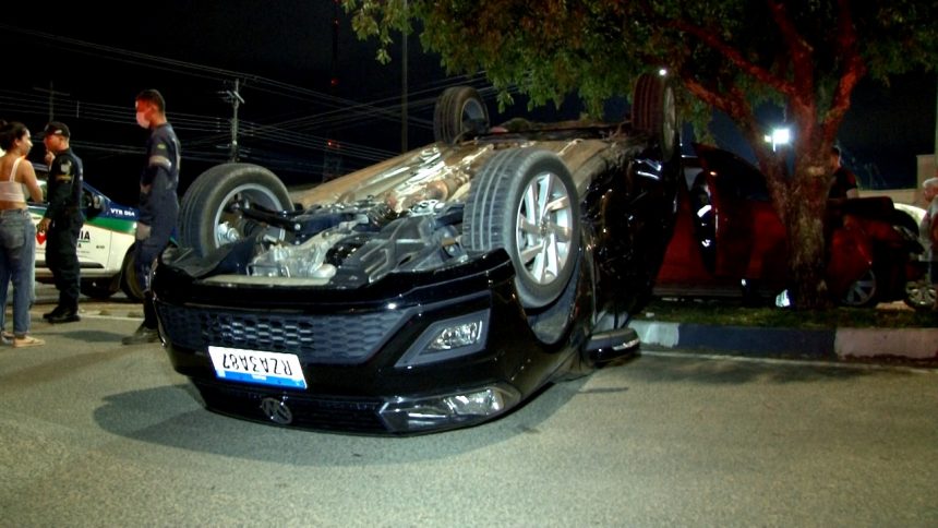 Carro capota após colisão em Boa Vista