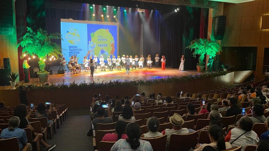 Idosos do programa ‘Cabelos de Prata’ se apresentam em show de talentos no Teatro Municipal de Boa Vista