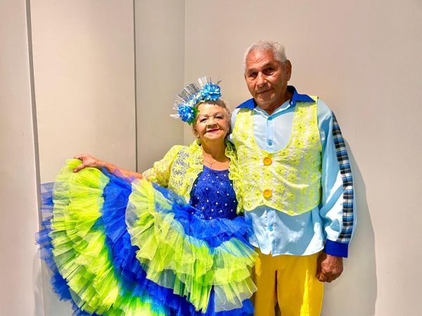 Idosos do programa Cabelos de Prata se apresentam em show de talentos no Teatro Municipal de Boa Vista