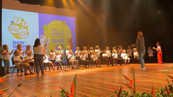 Idosos do programa Cabelos de Prata se apresentam em show de talentos no Teatro Municipal de Boa Vista