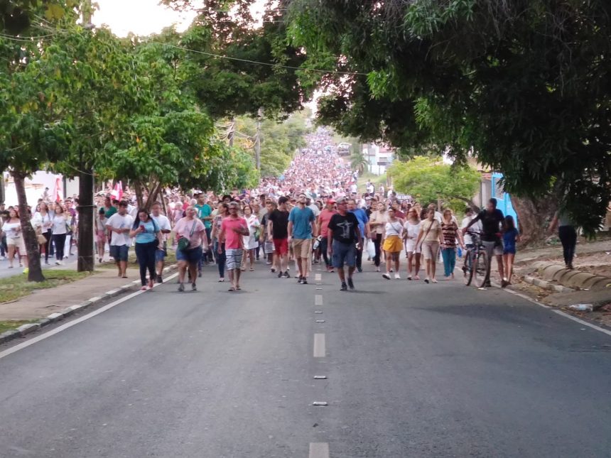 Em procissão, milhares de fiéis celebram o Dia de Nossa Senhora Aparecida em Boa Vista