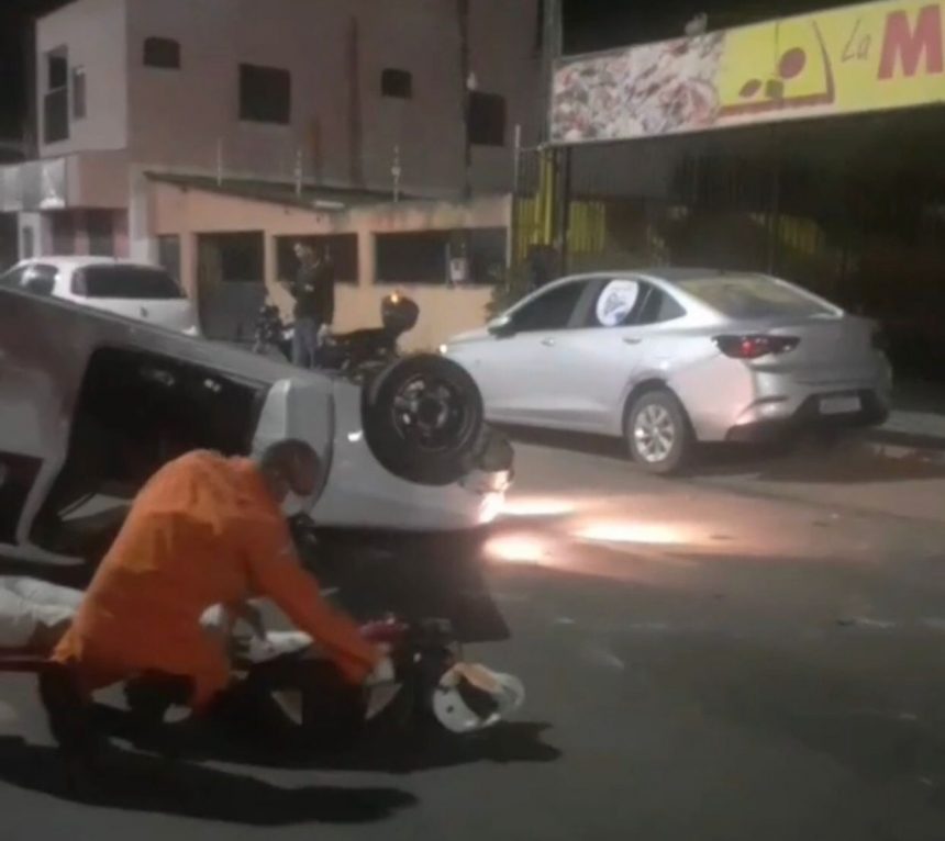 Motorista capota carro após bater em veículo estacionado no bairro Asa Branca