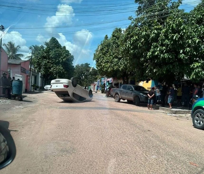 Motorista perde o controle do carro, colide com picape estacionada e capota no bairro Liberdade