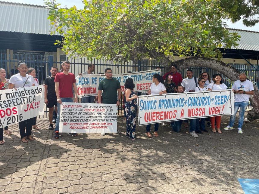 Professores do cadastro de reserva realizam manifestação em frente à Seed e pedem convocação
