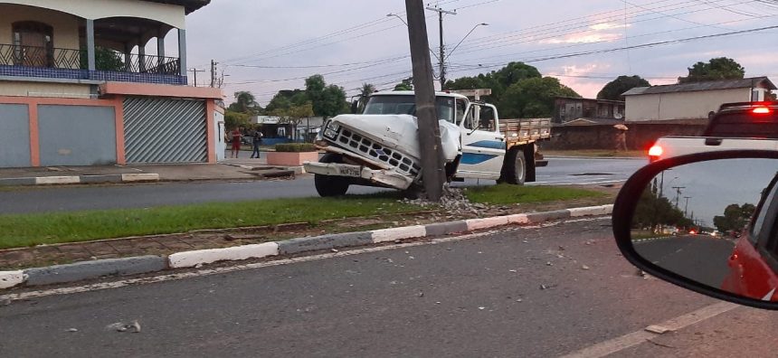 Caminhonete bate em poste e deixa parte do bairro São Vicente sem energia