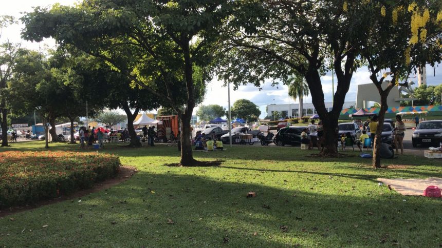 Eleitores se reúnem na Praça do Centro Cívico para acompanhar resultado das eleições do 2º turno