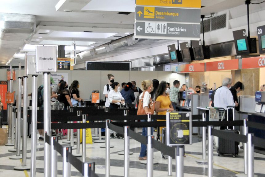 Máscaras em aviões e aeroportos são obrigatórias a partir desta sexta