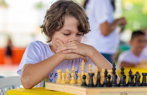 A evolução do raciocínio aprendendo a jogar xadrez - Reinventando a Escola