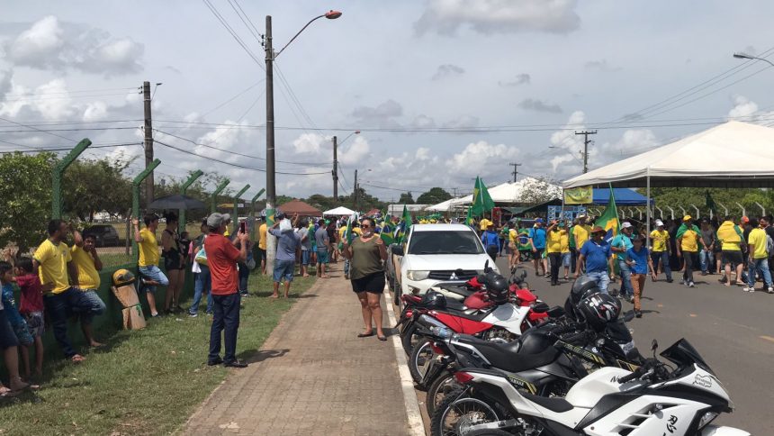 Bolsonaristas protestam em frente ao 7º BIS em Boa Vista