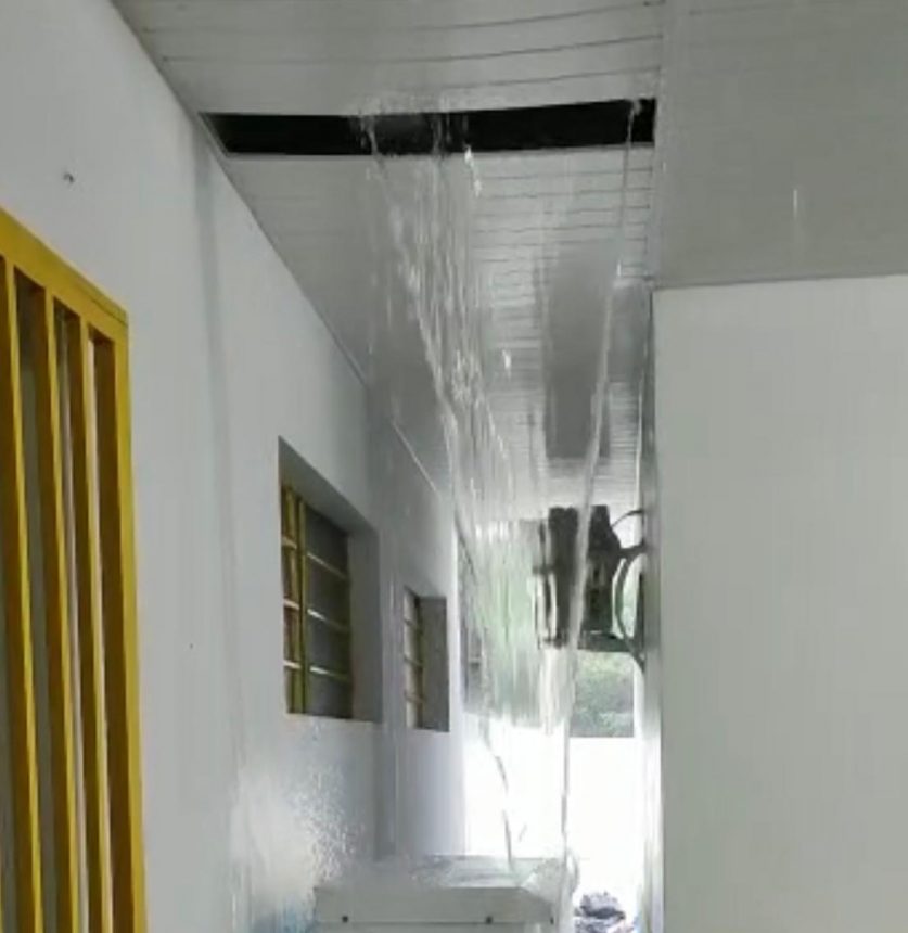 Vídeo mostra ‘cascata’ dentro de escola do Cantá durante chuva